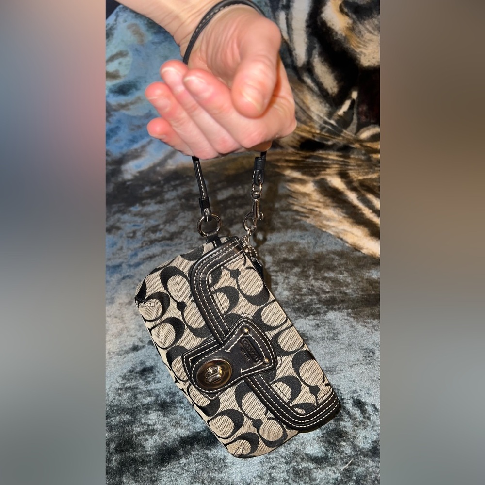 Coach Legacy Black & Tan Signature Canvas Wristlet with Turn-Lock vintage EUC ♥️ - Picture 9 of 13